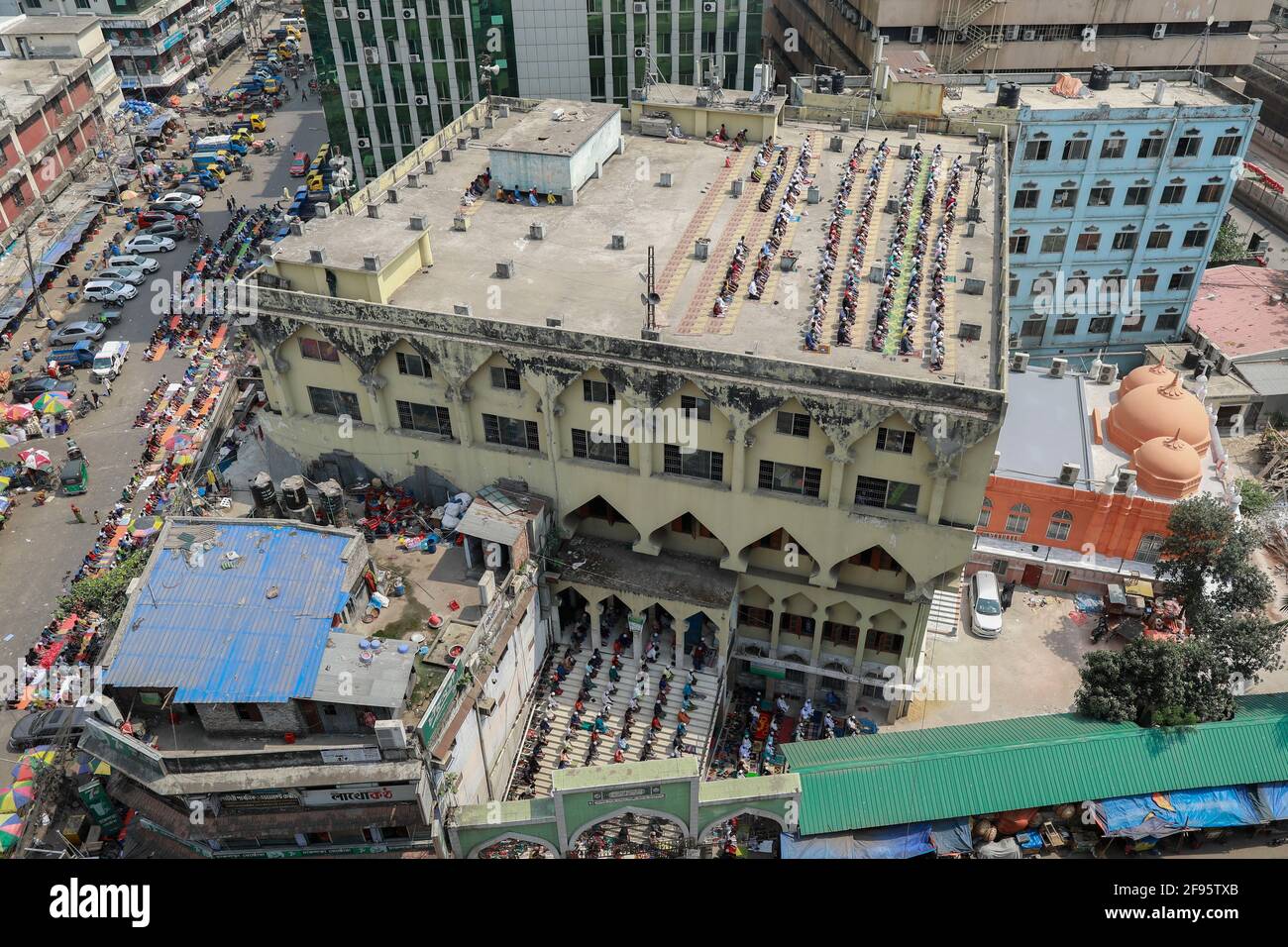 Dhaka, Bangladesh. 16 Apr 2021. La gente esegue la preghiera del venerdì durante il mese santo dei musulmani Ramadan, a Dhaka, Bangladesh, 16 aprile 2021. Il Bangladesh implementa una restrizione sociale su larga scala che include un protocollo rigoroso per tenere la preghiera comune come indossare la maschera facciale, fornendo disinfettante, distanza fisica per prevenire la diffusione di COVID-19. Credit: Suvra Kanti Das/ZUMA Wire/Alamy Live News Foto Stock