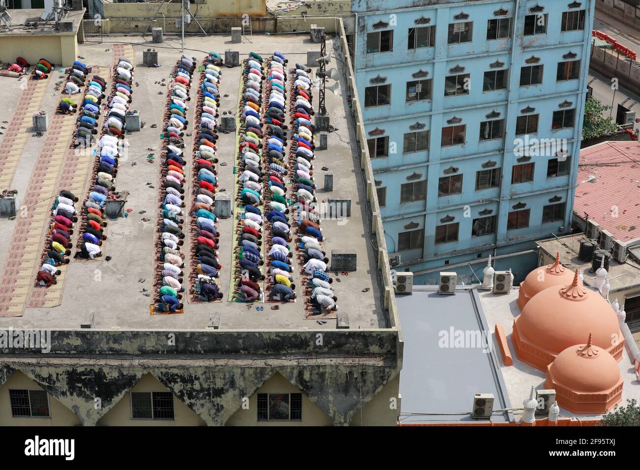Dhaka, Bangladesh. 16 Apr 2021. La gente esegue la preghiera del venerdì durante il mese santo dei musulmani Ramadan, a Dhaka, Bangladesh, 16 aprile 2021. Il Bangladesh implementa una restrizione sociale su larga scala che include un protocollo rigoroso per tenere la preghiera comune come indossare la maschera facciale, fornendo disinfettante, distanza fisica per prevenire la diffusione di COVID-19. Credit: Suvra Kanti Das/ZUMA Wire/Alamy Live News Foto Stock