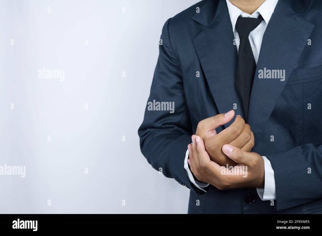 Qualcuno che gioca il ruolo di un uomo d'affari, ha tenuto entrambe le mani Foto Stock