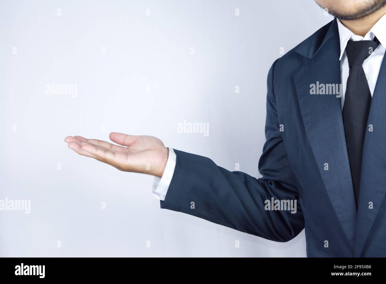 Qualcuno che gioca il ruolo di un uomo d'affari, sta mostrando Foto Stock