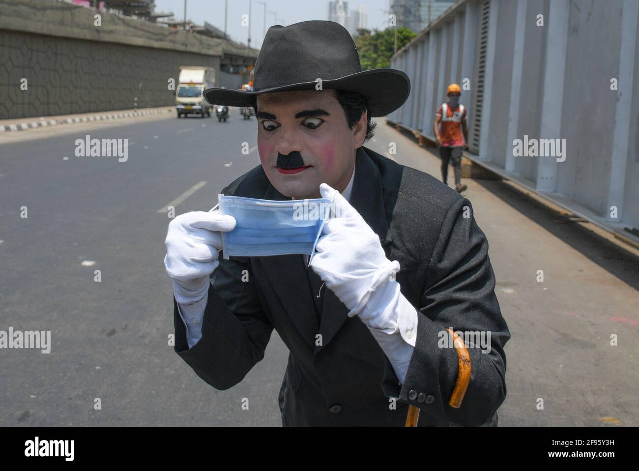 Un uomo vestito come Charlie Chaplin crea consapevolezza di indossare  maschera facciale a Mumbai.The covid-19 awareness drive per augurare a Charlie  Chaplin un felice compleanno (16 aprile 1889). (Foto di Ashish Vaishnav /