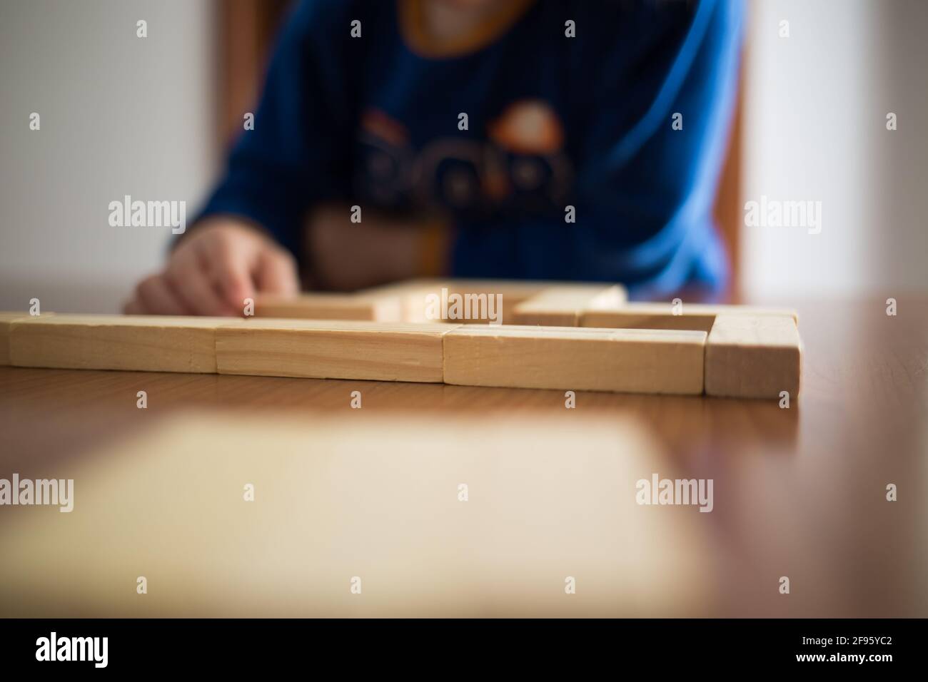 Bambini che giocano con edifici in legno Foto Stock