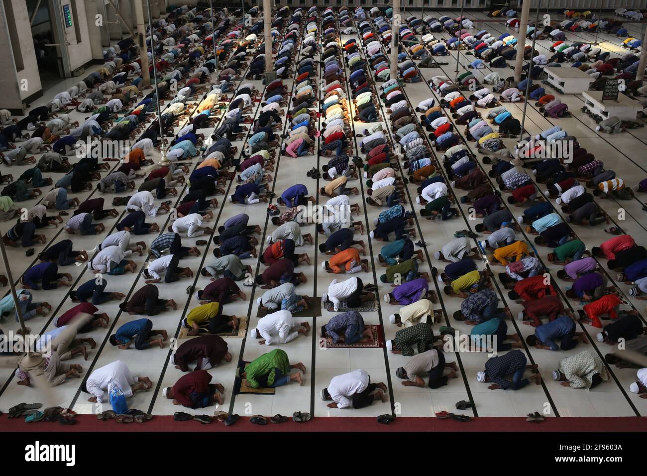 16 aprile 2021, Dhaka, Bangladesh: Si è visto che le persone ignoravano le questioni di sicurezza come l'allontanamento sociale mentre eseguivano la prima preghiera jumma del mese santo di ramadan durante il rigido blocco imposto dal governo a causa della pandemia COVID-19. (Immagine di credito: © Md. Rakibul Hasan/ZUMA Wire) Foto Stock