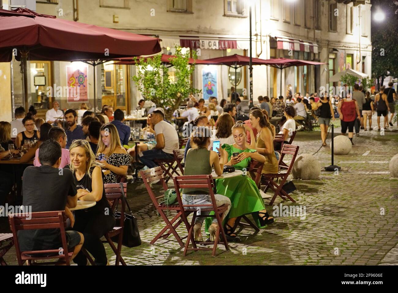 Ristorante riaperto. I clienti si siedono ai tavoli in un'area terrazza all'esterno del bar a Torino, Italia, luglio 2020. Foto Stock