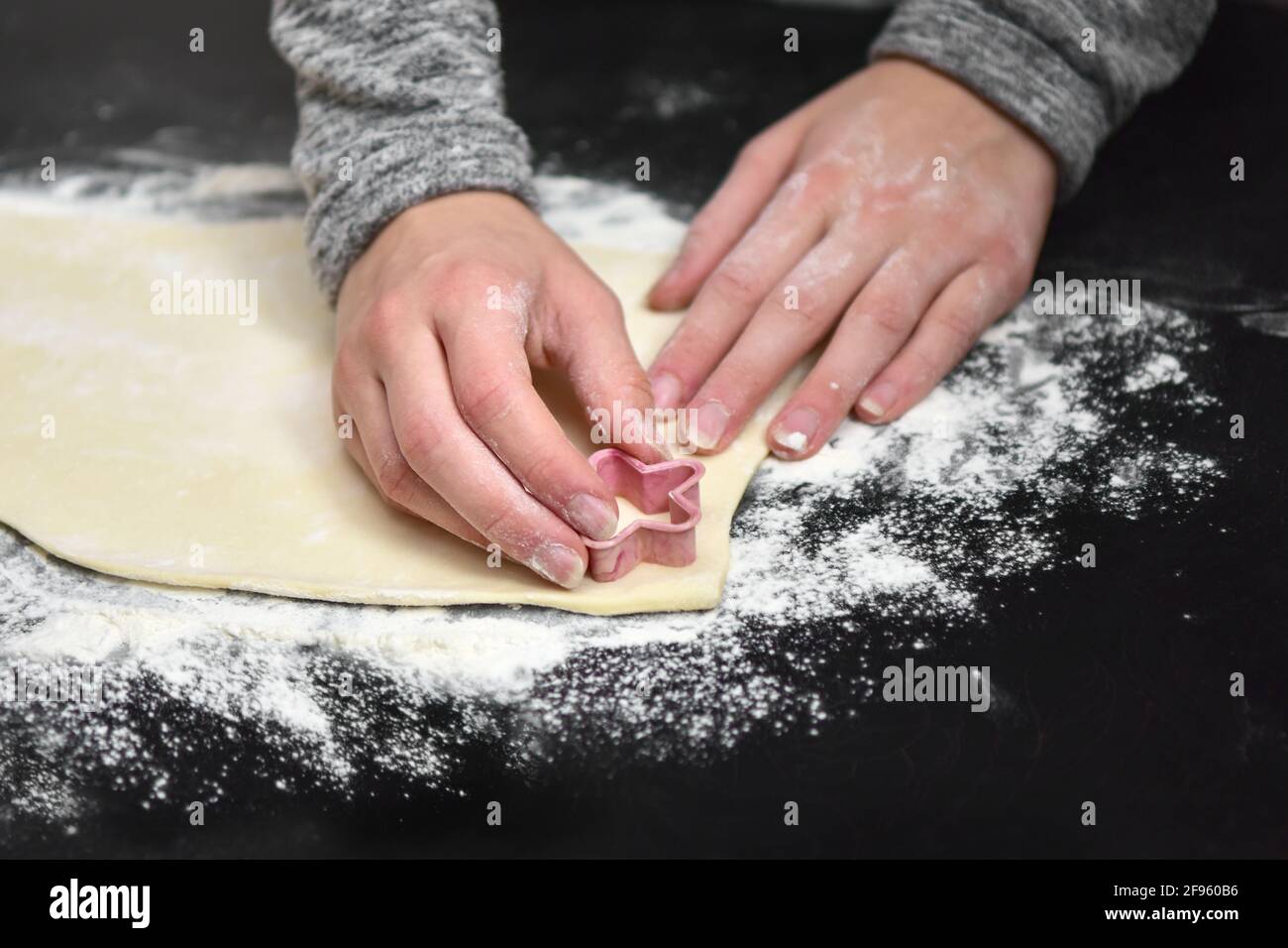Tagliare le stelle ricci dall'impasto. Cucinare a casa in quarantena Foto Stock