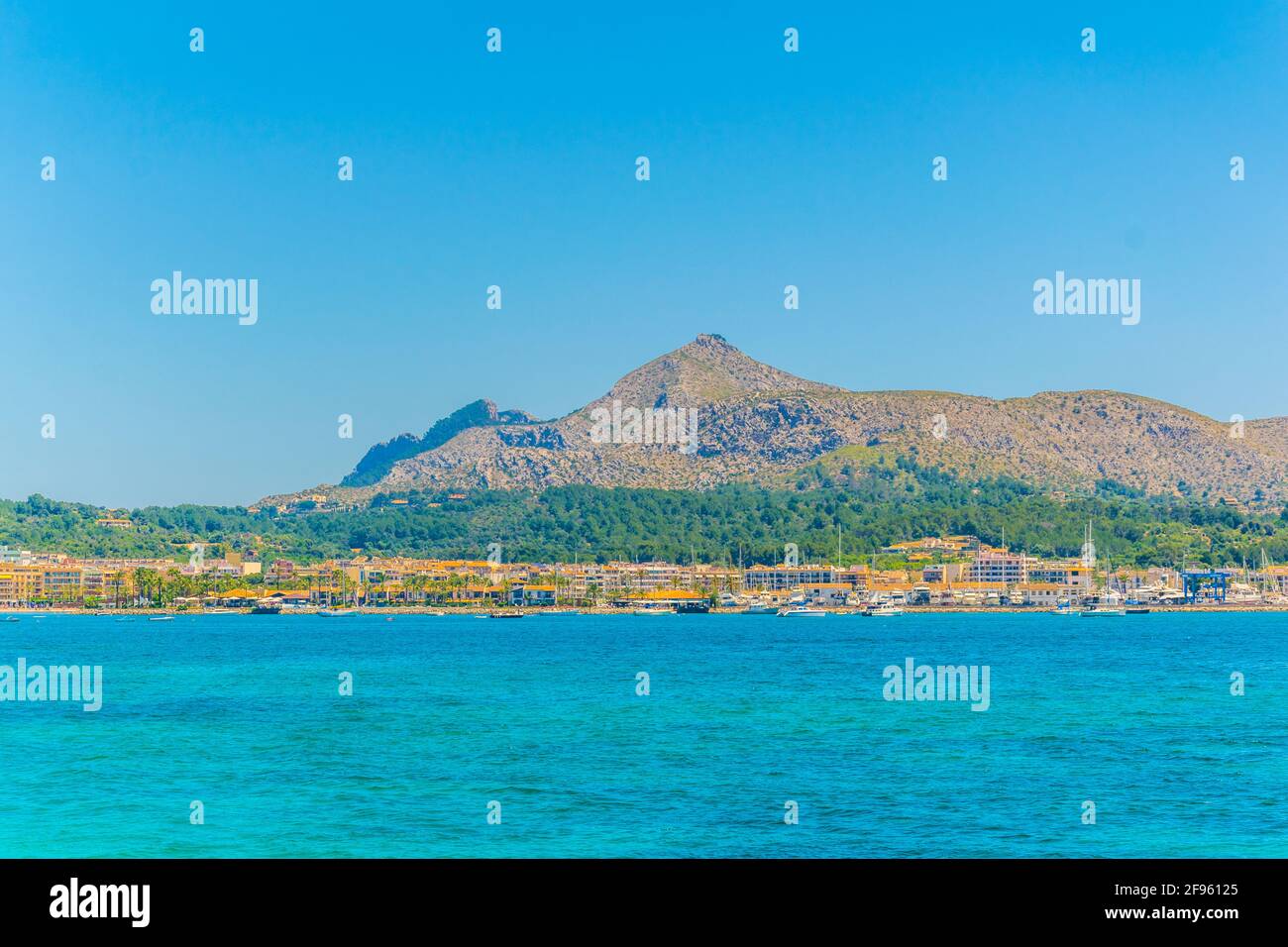 Vista sul mare di Port d'Alcudia, Maiorca, Spagna Foto Stock