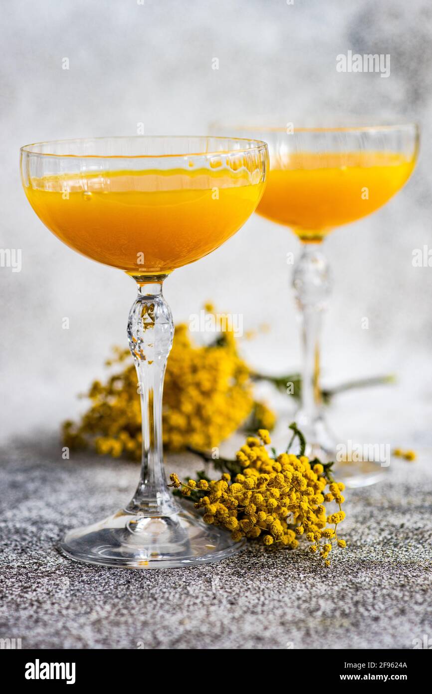 Cocktail mimosa e fiori Foto Stock