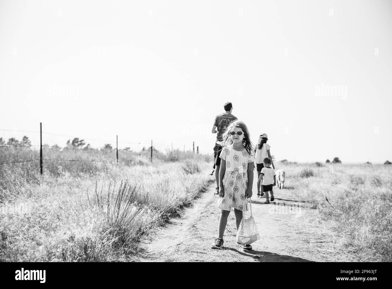 Ritratto ambientale di una ragazza di quattro anni in un'escursione con la sua famiglia Foto Stock