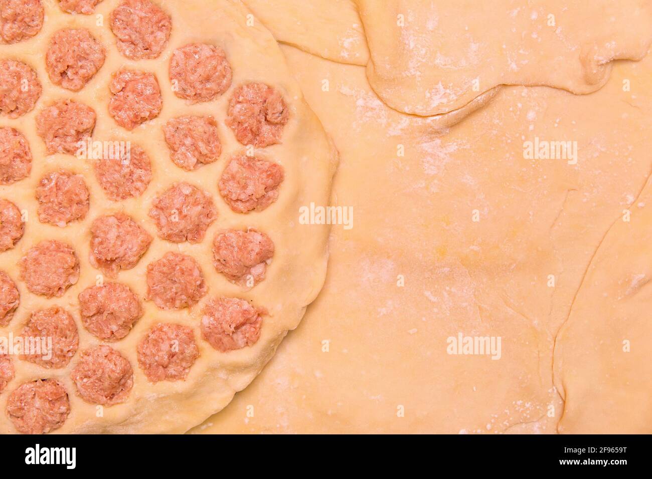 Cucina gnocchi a casa, pasto culinario composizione fatta in casa, laminato pasta alimentare sfondo. Foto Stock