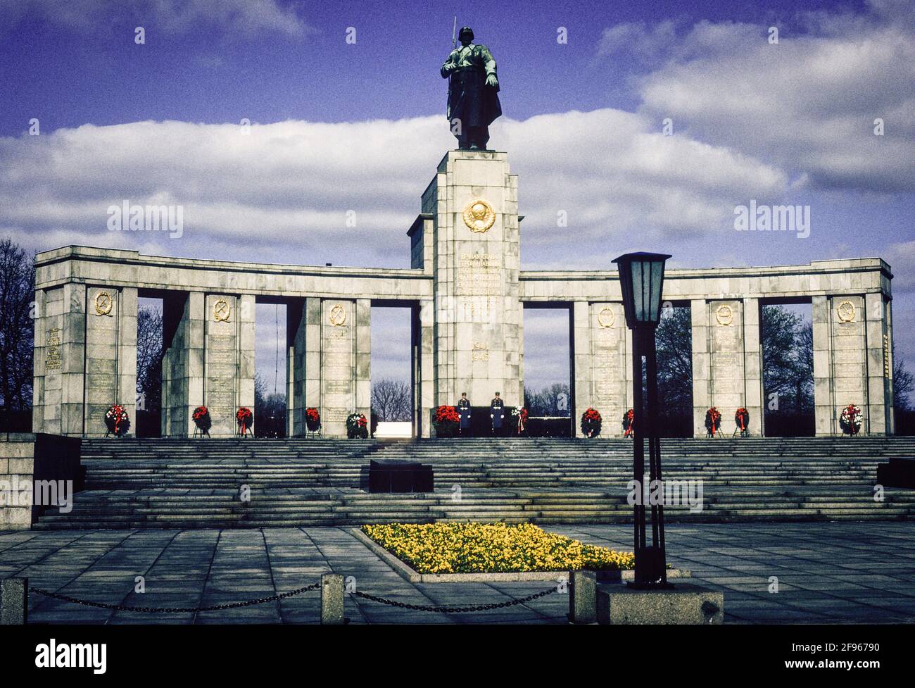 Il memoriale sovietico per i soldati caduti durante la guerra contro la Germania nazista a Tiergarten nel 1990 è ancora custodito dai soldati dell'Armata Rossa Foto Stock