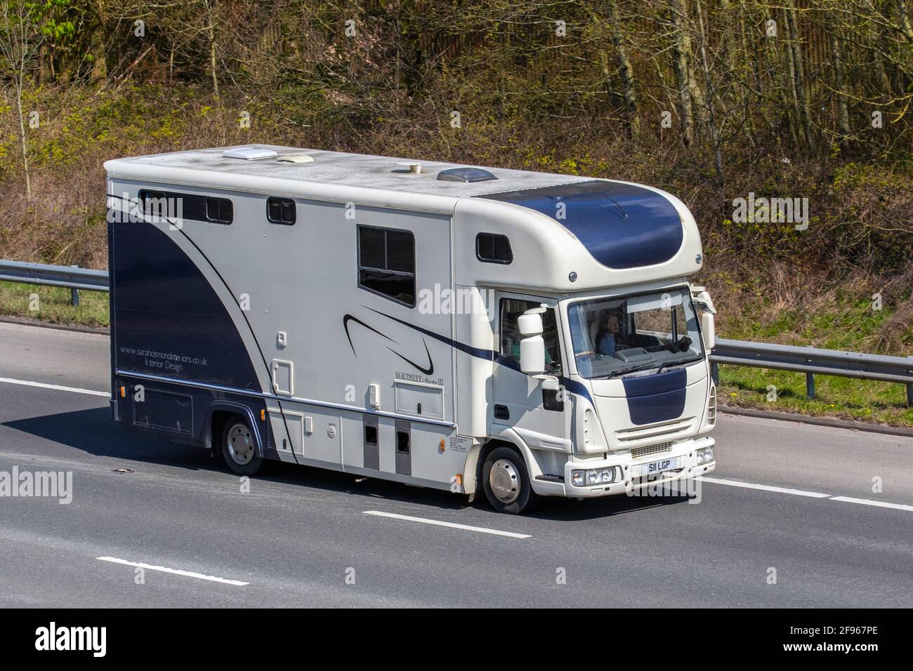 2007 Iveco Maudsley Maestro kinbox van; Coach costruì furgone conversione trasporto equino animale viaggiare sull'autostrada M6, Lancashire, UK Foto Stock