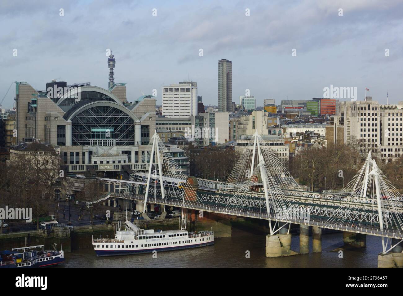 Londra, Regno Unito: Vista panoramica della stazione di Charing Cross e del Golden Jubilee Bridge Foto Stock