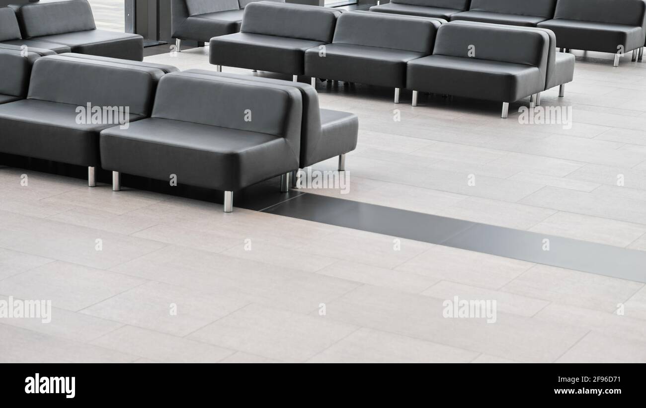 Divani vuoti nelle pubblicazioni aziendali durante una pandemia con spazio di copia. Foto Stock