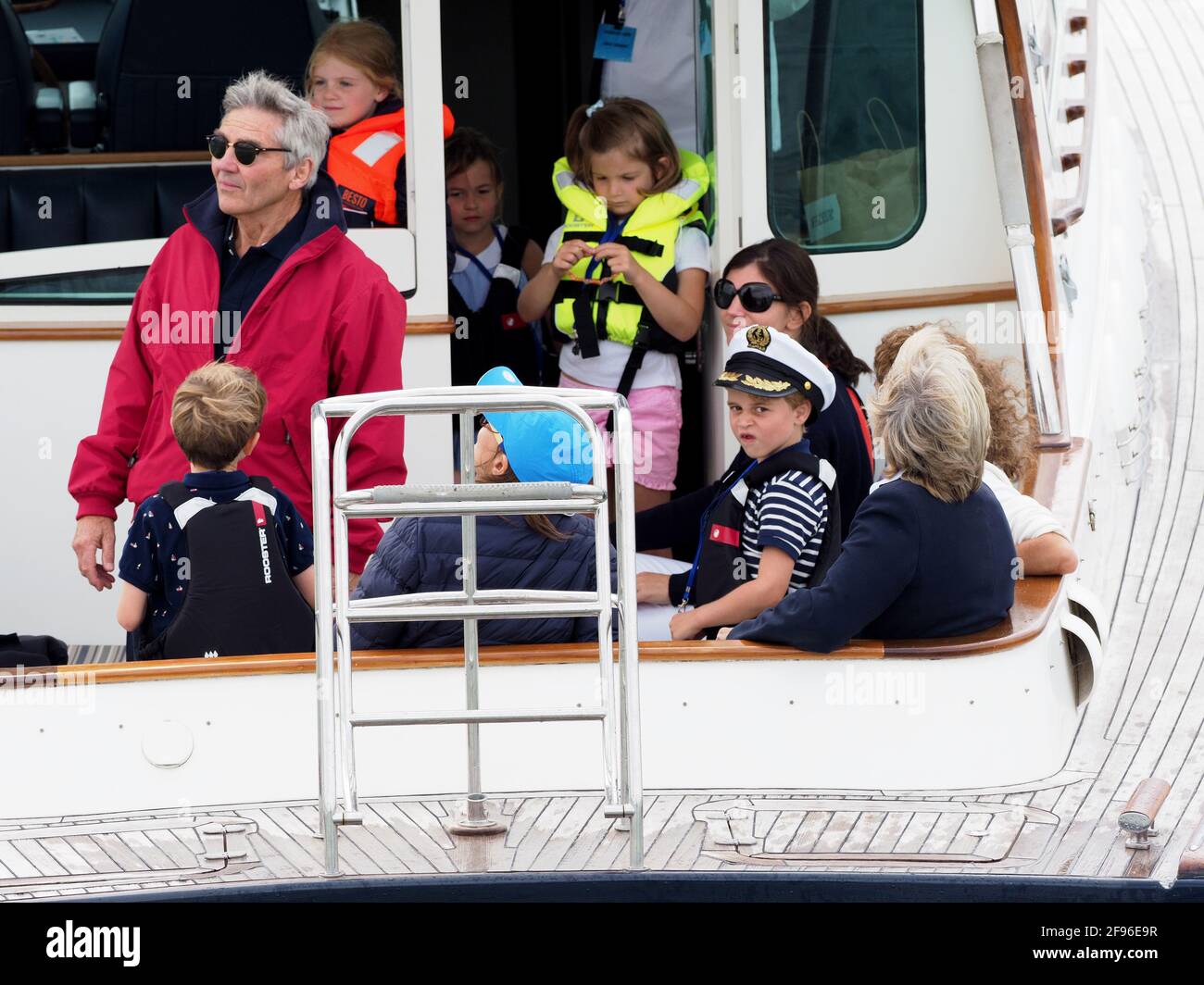 Il principe George e la principessa Charlotte (vestito blu) sono seguiti da Carole Middleton (cappello blu) e Michael Middleton (cappotto rosso) mentre il duca e la duchessa di Cambridge partecipano alla regata della Coppa del Re sull'Isola di Wight. 8 agosto 2019. Si prega di byline: Vantagenews.com i clienti del Regno Unito dovrebbero essere consapevoli i volti dei bambini potrebbero avere bisogno di pixelating. Foto Stock