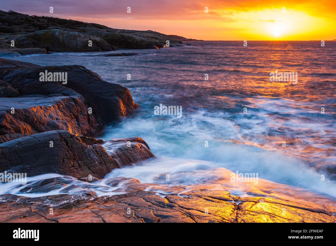 Paesaggio costiero al tramonto, Svezia Foto Stock
