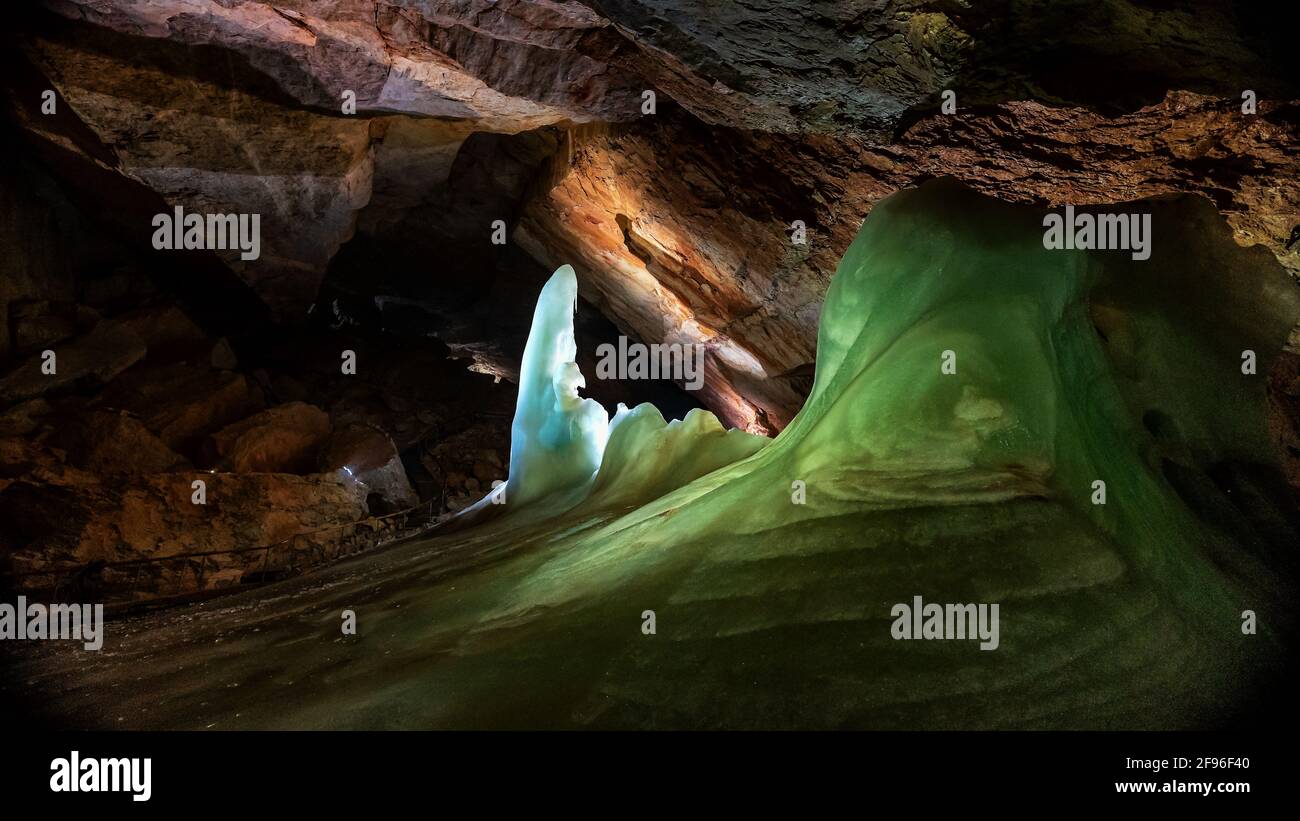 Grotta di ghiaccio di Dachstein, ghiaccio, ghiaccio illuminato, cupola di ghiaccio Foto Stock