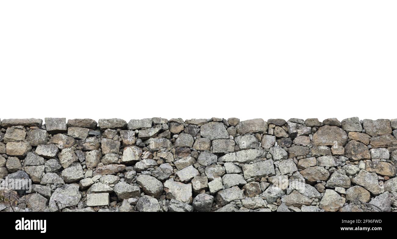 Recinzione in pietra naturale isolata su sfondo bianco, vista frontale roccia e muratura massi Foto Stock