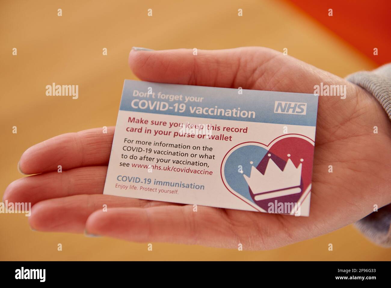 Tessera di vaccinazione NHS Covid-19. REGNO UNITO. Primo piano. Foto Stock