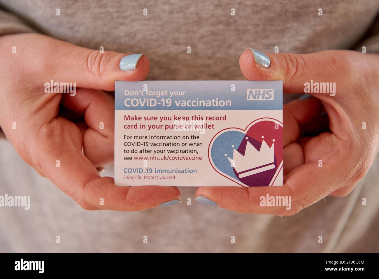 Tessera di vaccinazione NHS Covid-19. REGNO UNITO. Primo piano. Foto Stock