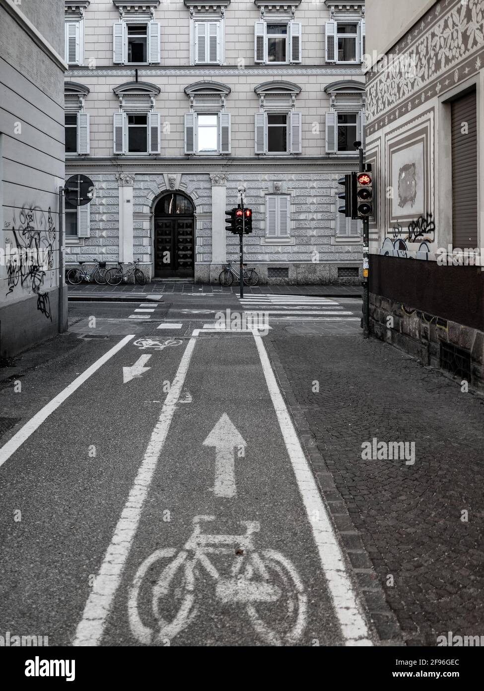 Fotografia di strada, strada con bicicletta, semafori, città, linee di strada prato Foto Stock