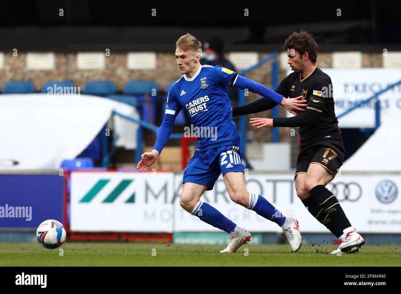 Flynn Downes of Ipswich Town e Matt o'Riley of Milton Keynes Dons - Ipswich Town contro Milton Keynes Dons, Sky Bet League One, Portman Road, Ipswich, UK - 10 aprile 2021 solo per uso editoriale - si applicano restrizioni DataCo Foto Stock