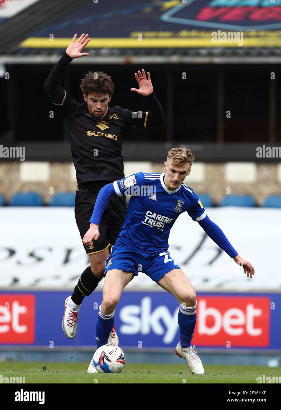 Flynn Downes of Ipswich Town e Matt o'Riley of Milton Keynes Dons - Ipswich Town contro Milton Keynes Dons, Sky Bet League One, Portman Road, Ipswich, UK - 10 aprile 2021 solo per uso editoriale - si applicano restrizioni DataCo Foto Stock