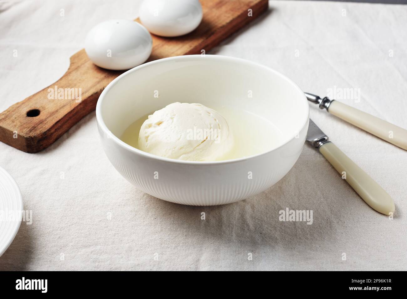 Palla di mozzarella di bufala fresca in un recipiente. Foto Stock