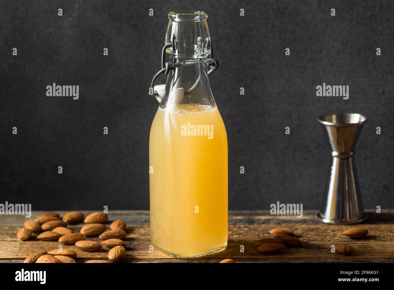 Sciroppo d'Orgeat alle mandorle dolce e rinfrescante per cocktail Foto Stock