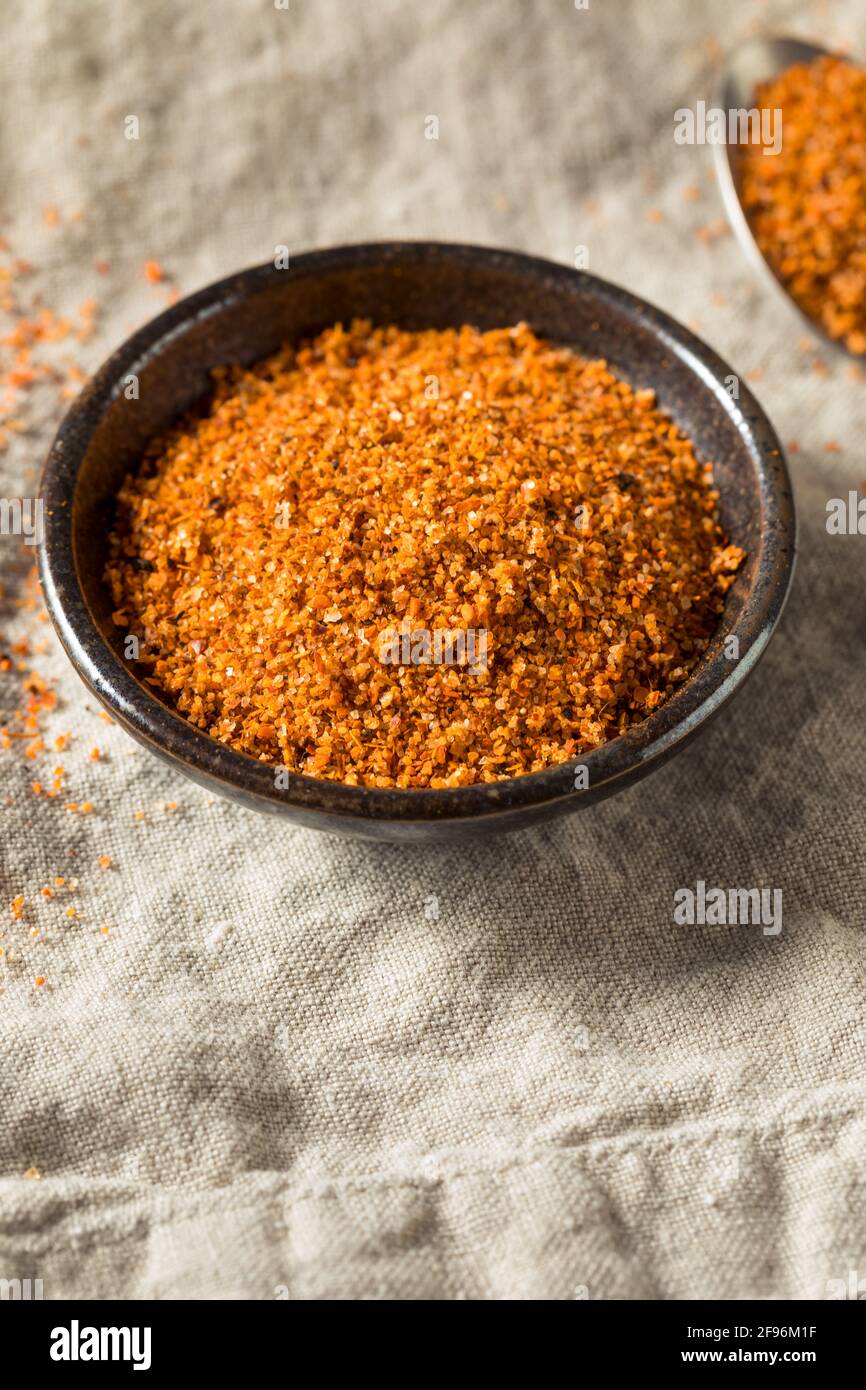 Condimento artigianale di lime di chili in una ciotola Foto Stock