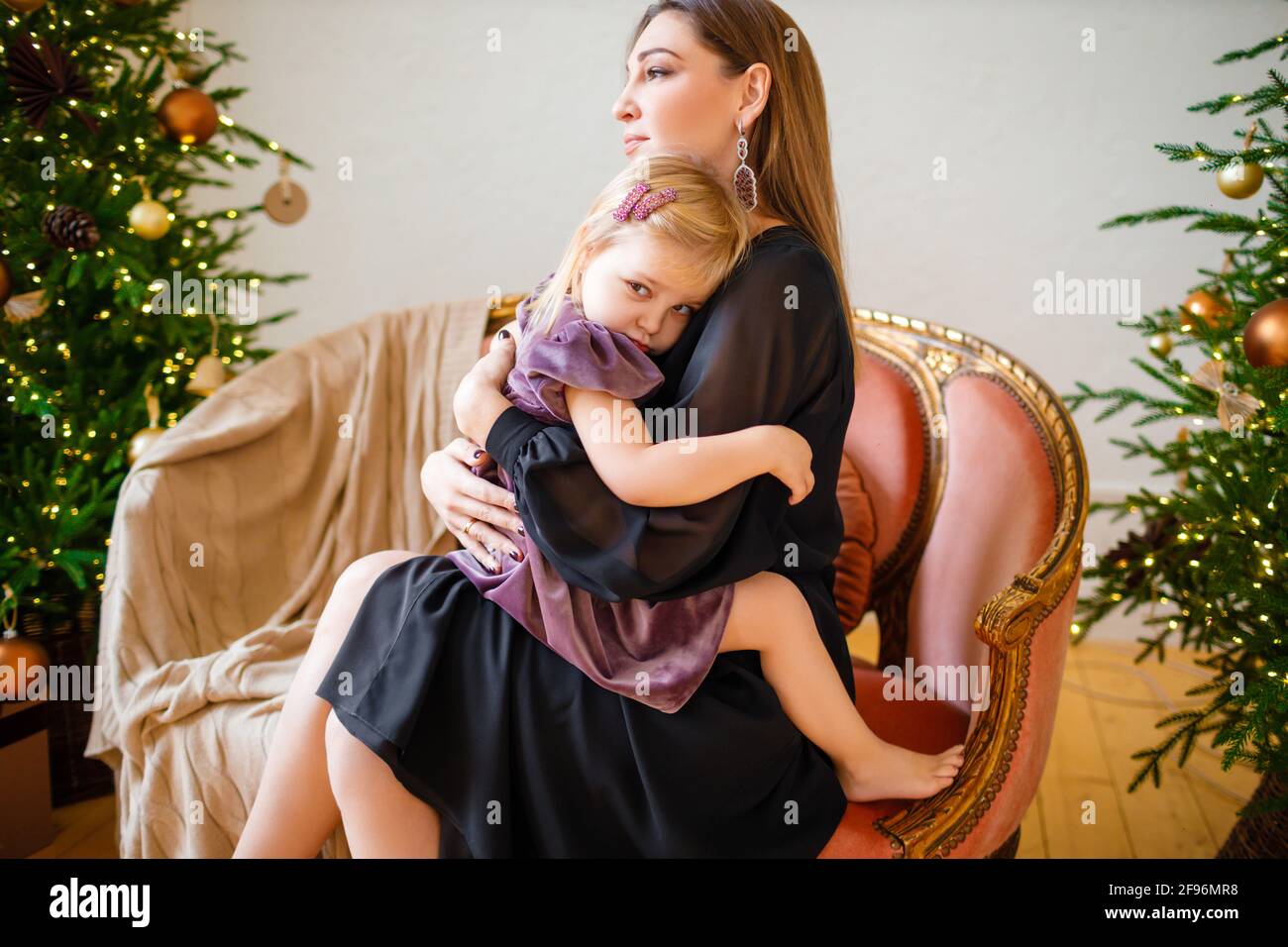 Madre e figlia festeggiano il nuovo anno. Foto Stock