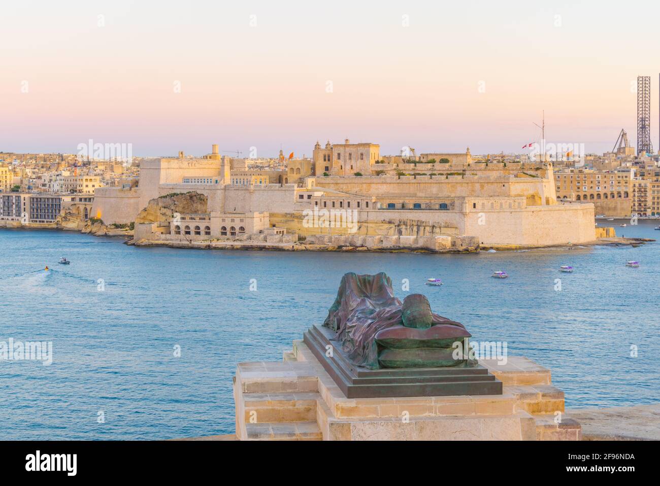 Vista al tramonto di Fort St.Angelo e assedio Bell War Memorial A Malta Foto Stock