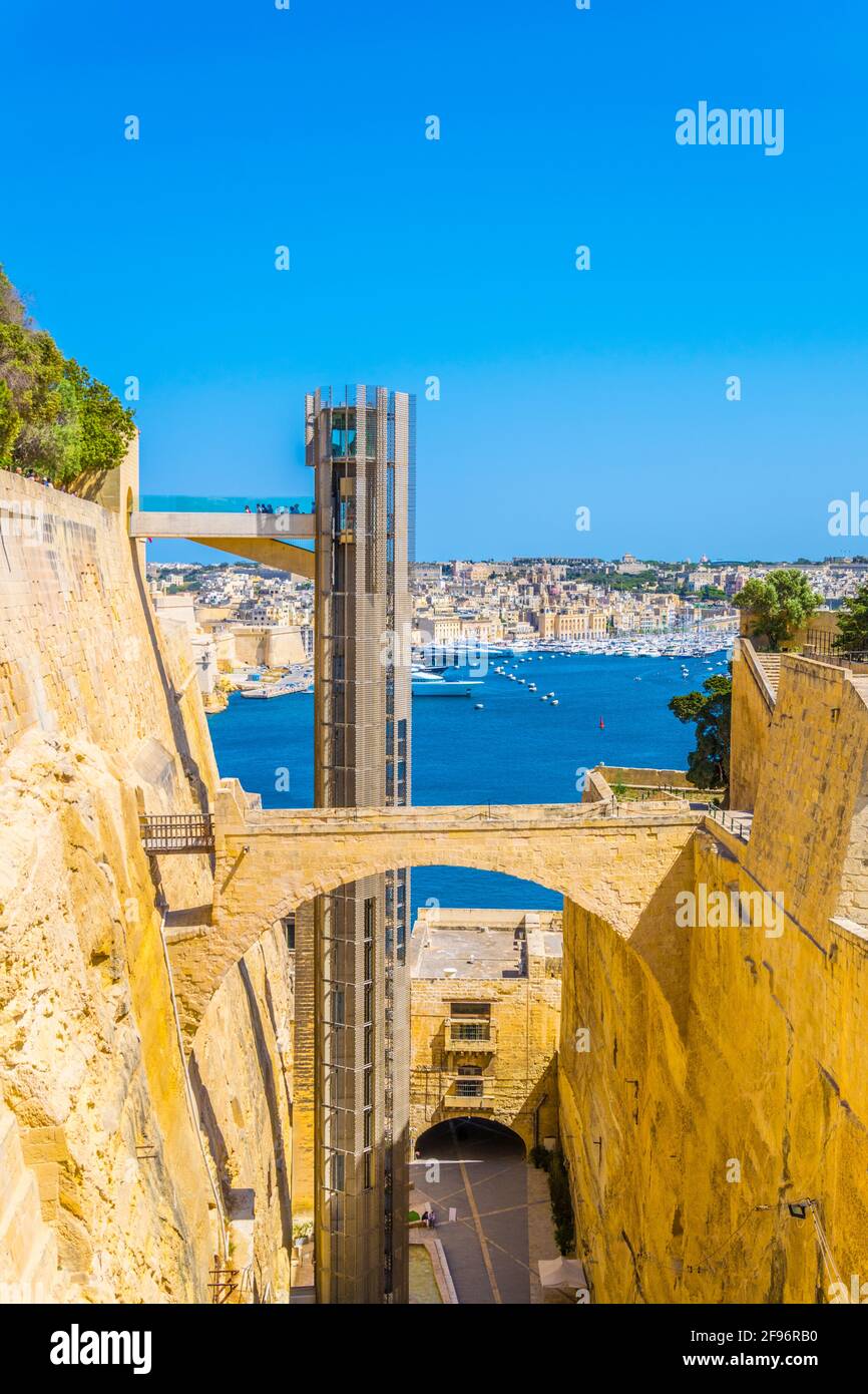 Un ascensore che porta i passanti ai giardini superiori di barrakka, la Valletta, Malta Foto Stock