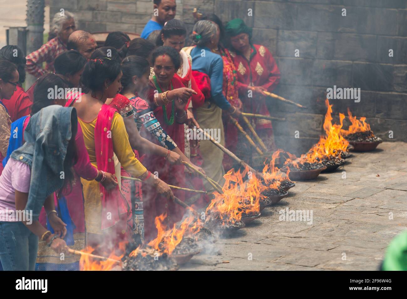 Vittime del fuoco in Pashupatinath Foto Stock