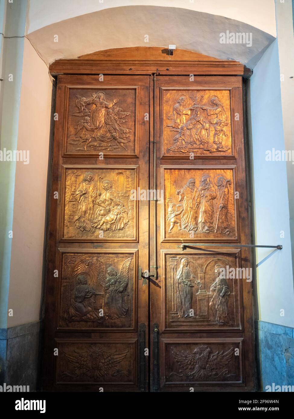 Porta intagliata in legno della Cattedrale di Enna Foto Stock