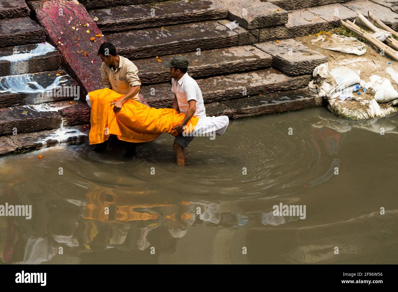 Corpo in Pashupatinath essendo preparato per cremazione Foto Stock