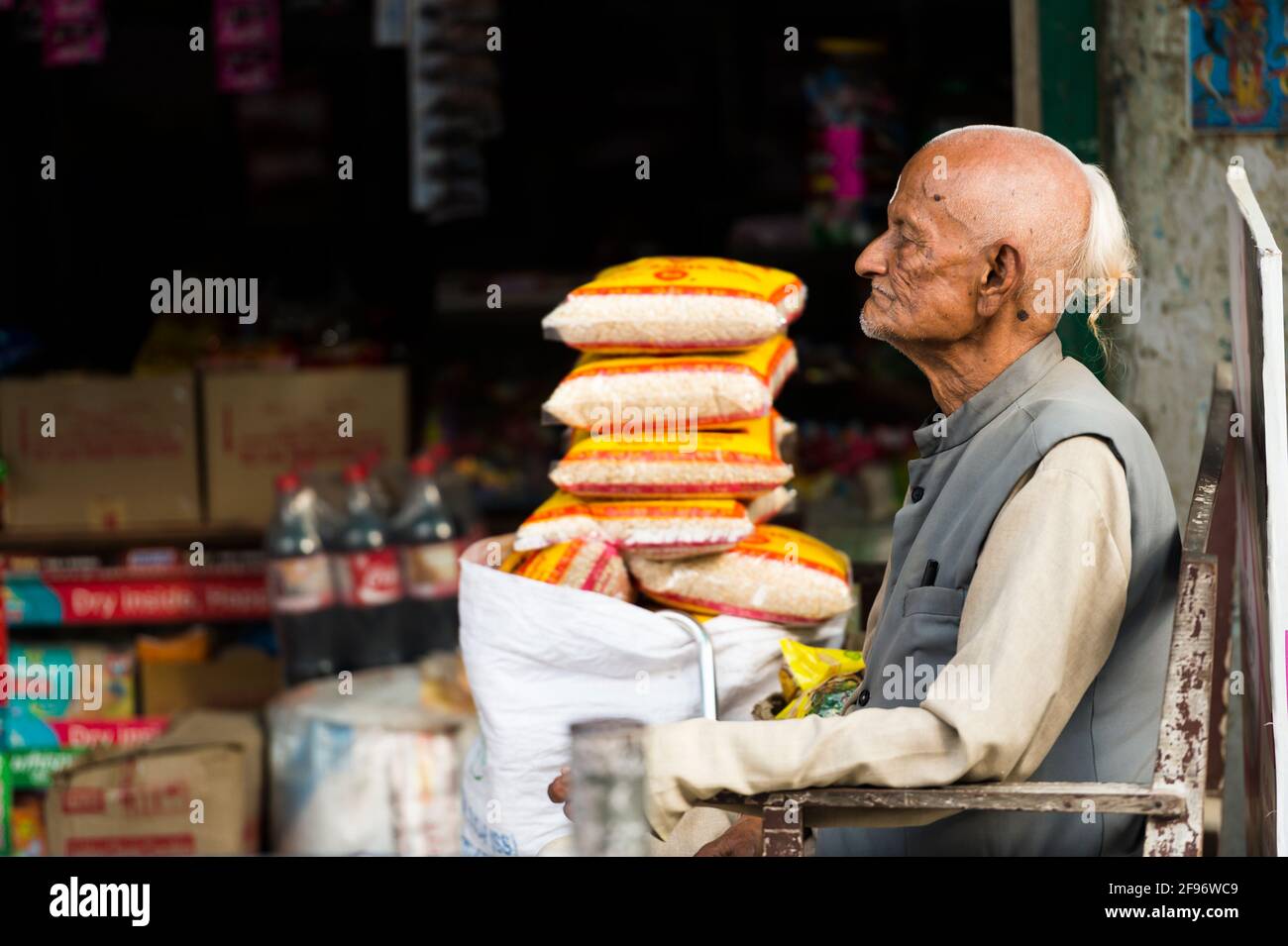 Piccolo negozio di alimentari nella città vecchia di Kathmandhu Foto Stock