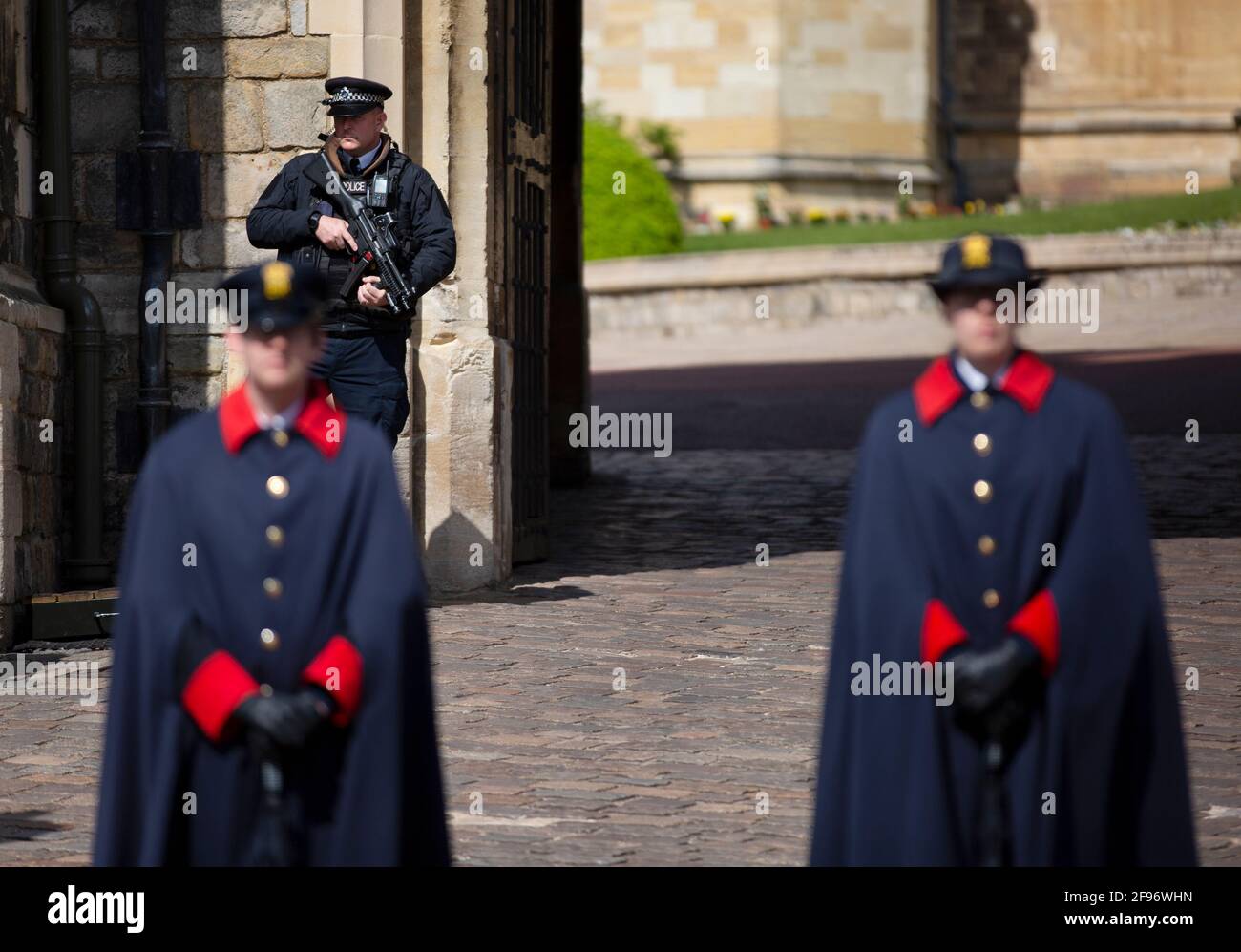 Un ufficiale di polizia armato e guardie di guardia si trovano di fronte al Castello di Windsor, dopo la morte del 9 aprile del principe Filippo, duca di Edimburgo, morto all'età di 99 anni. Foto Stock