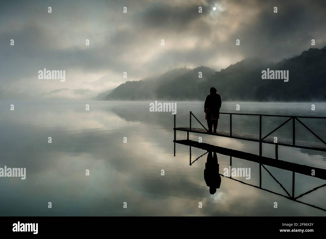 La valle del lago di Begnas, essendo separata dai cari, la verità sulla fine della sofferenza Foto Stock