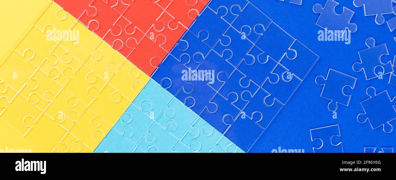 Banner di consapevolezza dell'autismo mondiale. Dettagli puzzle trasparenti sullo sfondo della carta a colori. Disposizione piatta. Spazio di copia. Foto Stock