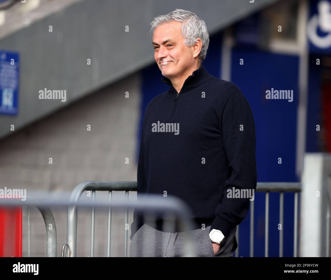 Il manager di Tottenham Hotspur Jose Mourinho sorride mentre parla con un amministratore di sicurezza di Everton prima della partita della Premier League al Goodison Park, Liverpool. Data immagine: Venerdì 16 aprile 2021. Foto Stock