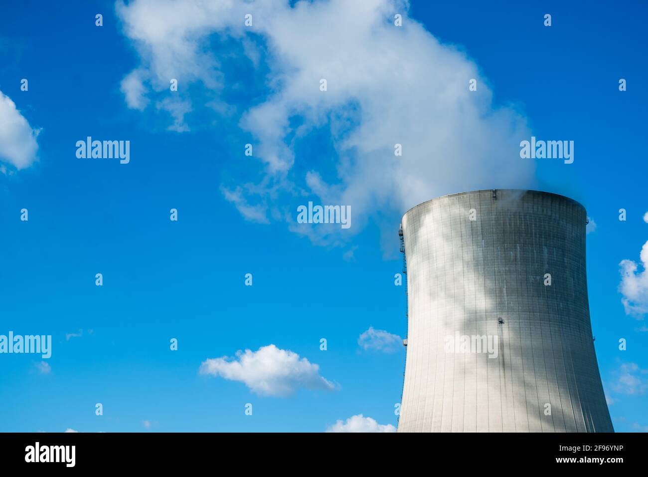 Primo piano della famosa centrale nucleare di Gösgen (Kernkraftwerk Gösgen) situata a Gösgen-Däniken, Svizzera. Si tratta di un reattore ad acqua pressurizzata. Foto Stock