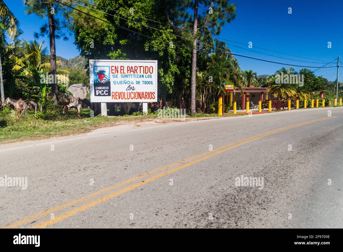 VINALES, CUBA - FEB 18, 2016: Manifesto di propaganda vicino Vinales villaggio, Cuba. Dice: I sogni di tutti i rivoluzionari sono sintetizzati nella Pa Foto Stock