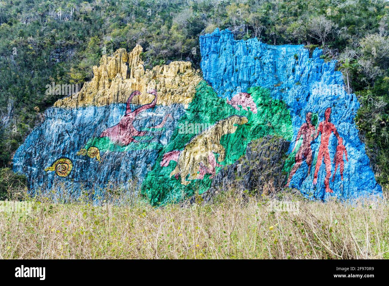 Mural de la Prehistoria il Murale della Preistoria dipinto su una scogliera nella valle dei Vinales, Cuba. Foto Stock