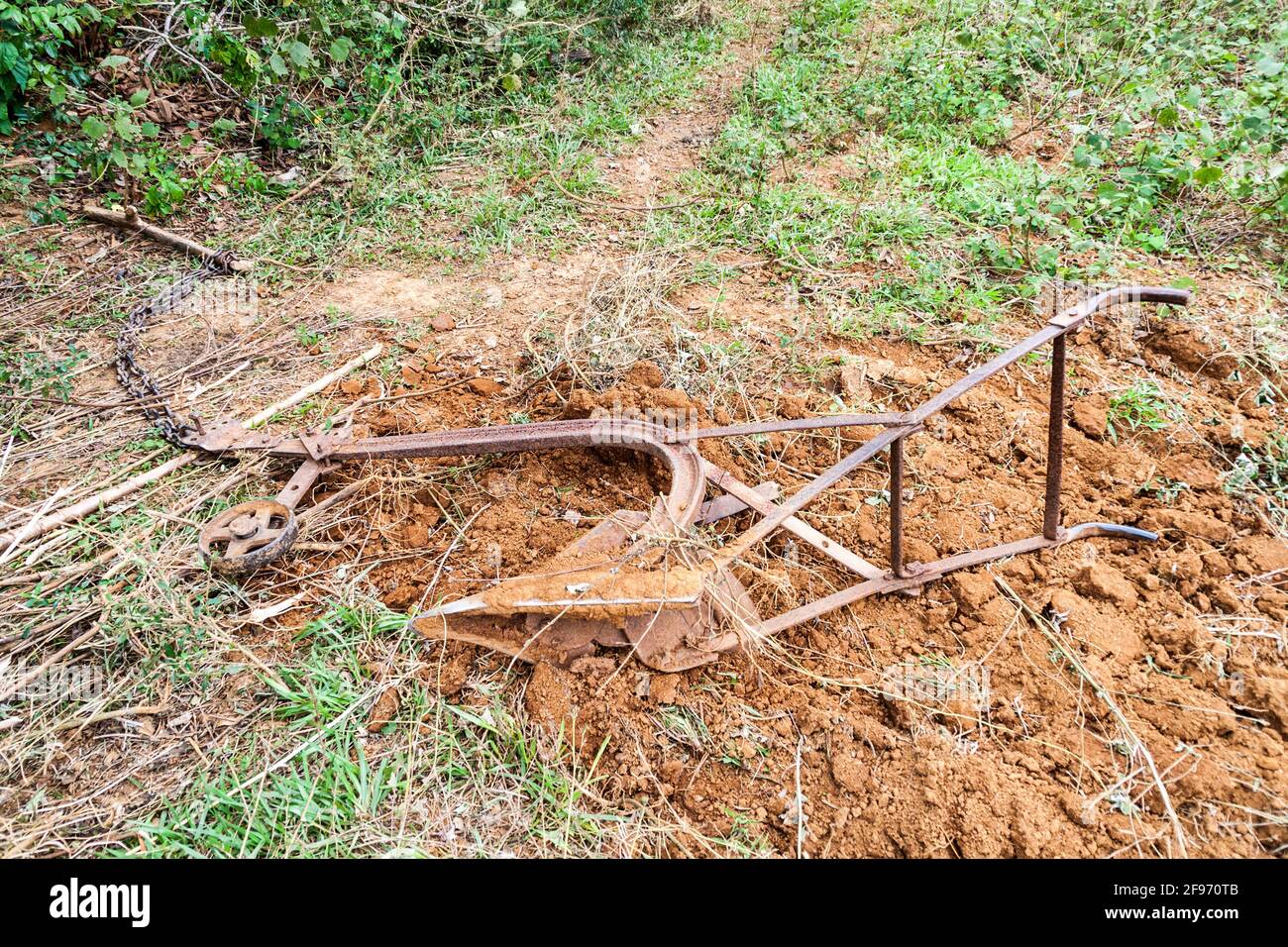 Aratro vecchio su un campo vicino a Vinales, Cuba Foto Stock