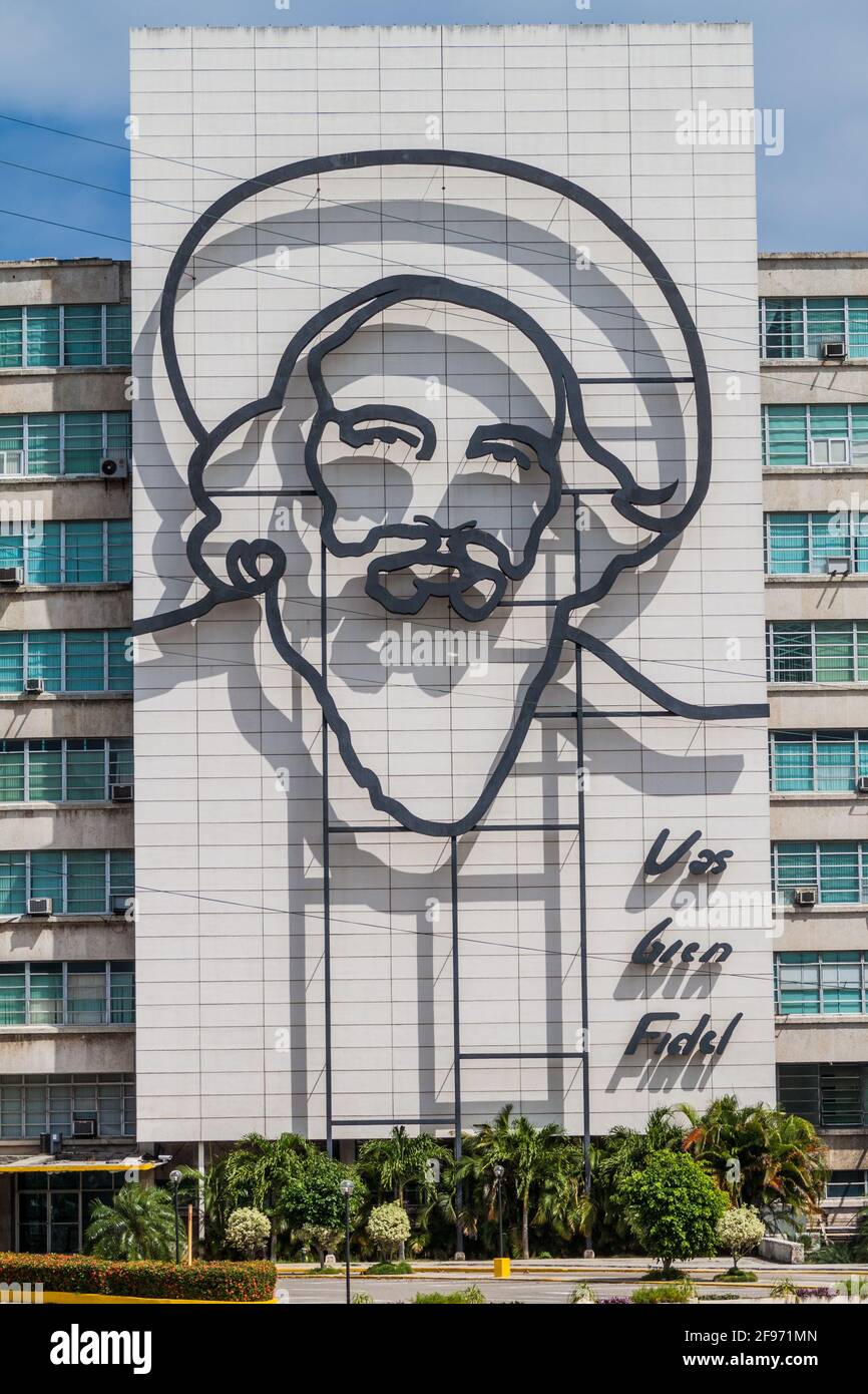 L'AVANA, CUBA - 21 FEBBRAIO 2016: Ritratto di Camilo Cienfuegos sul Ministero dell'Informatica e delle Comunicazioni su Plaza de la Revolucion. Foto Stock