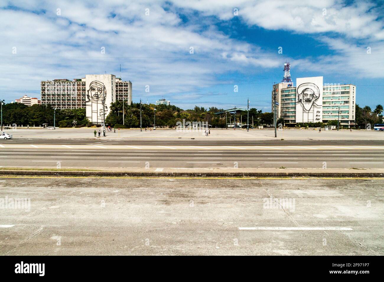 L'AVANA, CUBA - 21 FEBBRAIO 2016: Ritratto di che Guevara al Ministero dell'interno e Camilo Cienfuegos al Ministero dell'Informatica e della Comunica Foto Stock