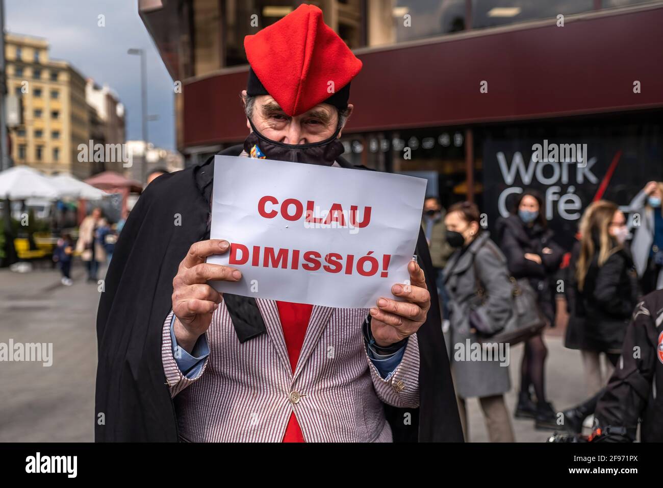 Un manifestante ha un cartello che chiede le dimissioni del sindaco Ada Colau durante la manifestazione. Circa 300 persone convocate da diverse entità civiche hanno dimostrato attraverso le strade di Barcellona alla porta del municipio di chiedere le dimissioni del sindaco di Barcellona Ada Colau e di mostrare rifiuto delle politiche comunali di sviluppo urbano e di sicurezza. Foto Stock