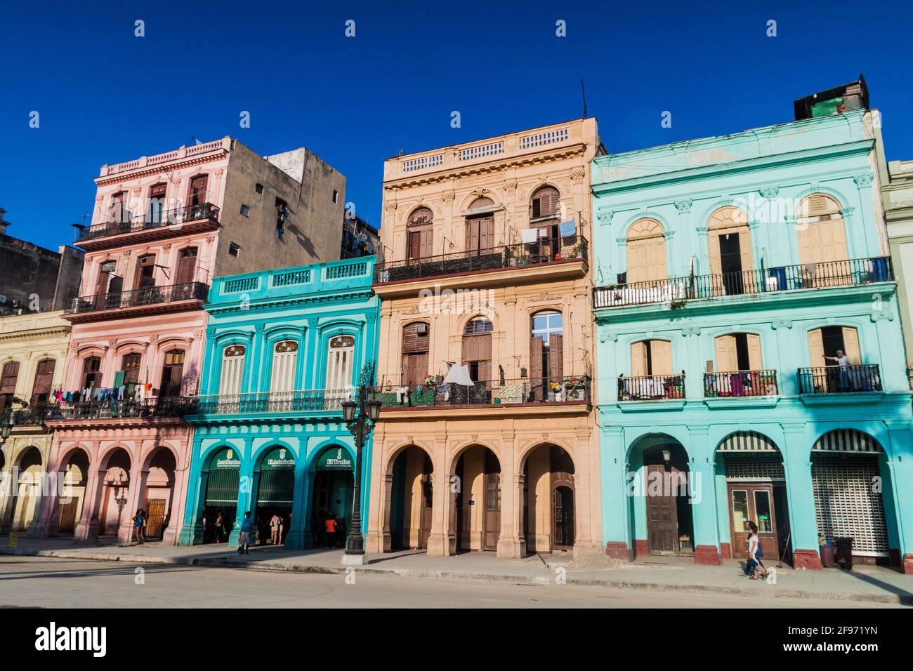 L'AVANA, CUBA - 21 FEBBRAIO 2016: Edifici colorati di fronte al Campidoglio Nazionale Foto Stock