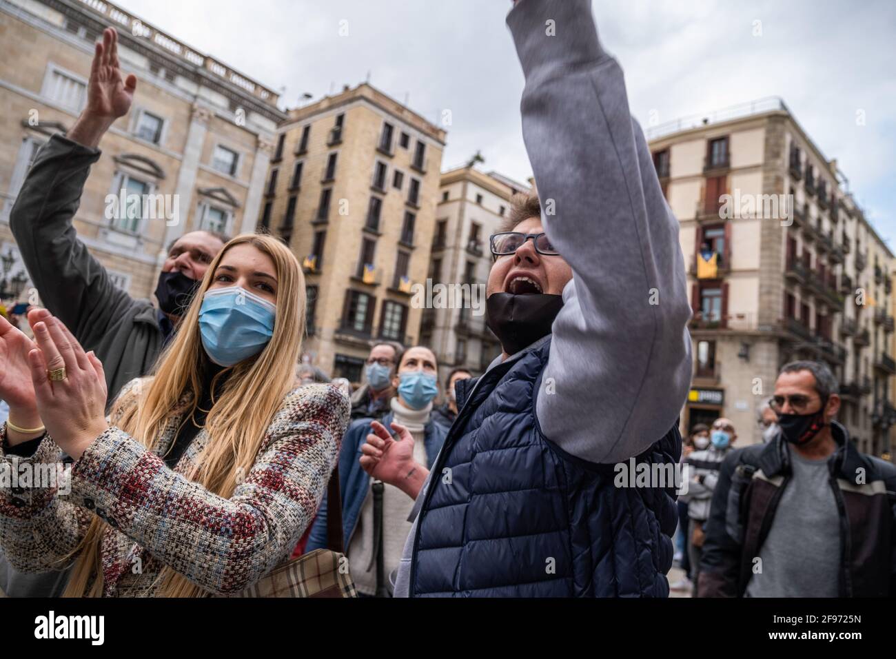 I manifestanti cantano slogan durante la manifestazione a Plaza Sant Jaume. Circa 300 persone convocate da diverse entità civiche hanno dimostrato attraverso le strade di Barcellona alla porta del municipio di chiedere le dimissioni del sindaco di Barcellona Ada Colau e di mostrare rifiuto delle politiche comunali di sviluppo urbano e di sicurezza. Foto Stock