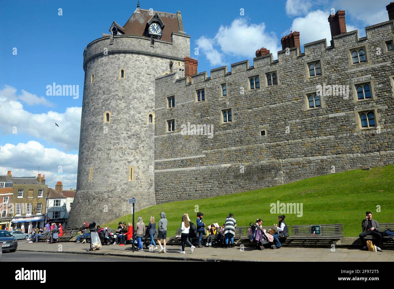 Windsor, Regno Unito, 16 aprile 2020 Castello di Windsor pieno di turisti e preparativi per il Principe Phillip, il Duca di Edimburgo funerale. Credit: JOHNNY ARMSTEAD/Alamy Live News Foto Stock